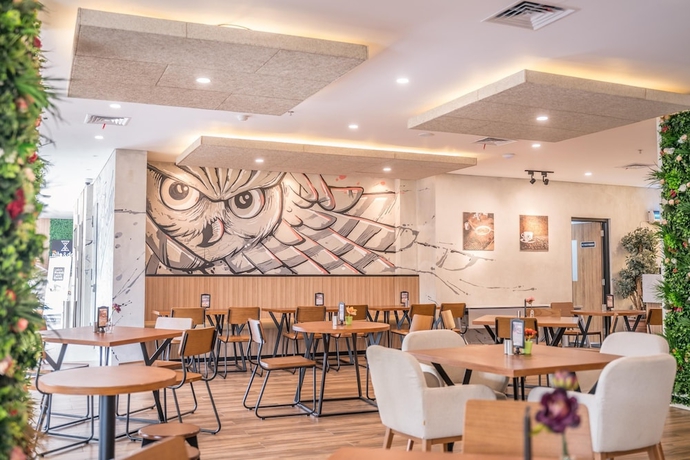 Imagen del bar/restaurante del Hotel All Nite and Day Residence - Kebon Jeruk - Chse Certified. Foto 4