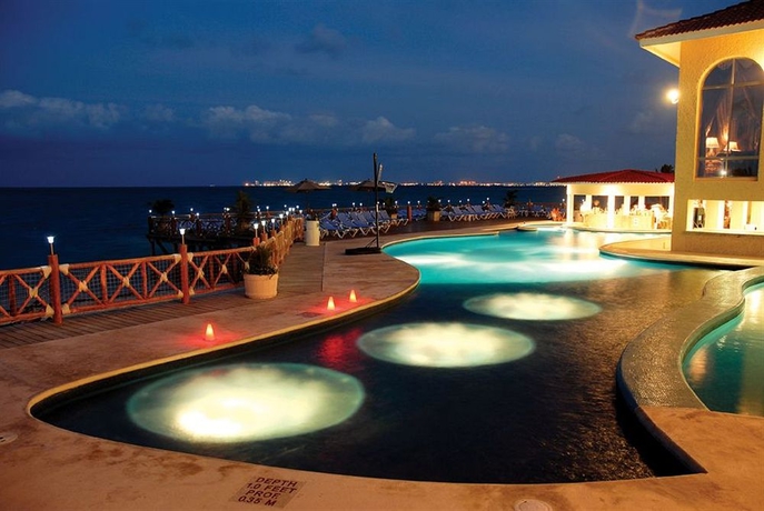 Imagen de la piscina del Hotel All Ritmo Cancun Resort and Water Park. Foto 8