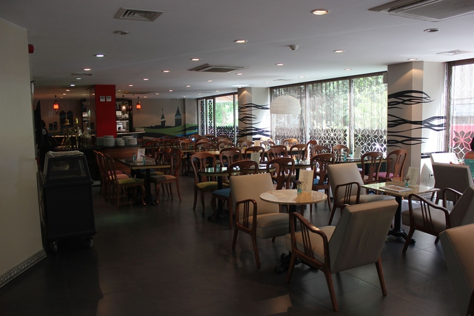 Imagen del bar/restaurante del Hotel All Seasons. Foto 2