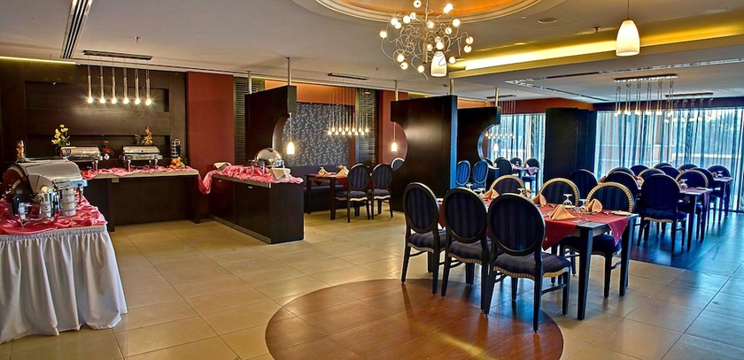 Imagen del bar/restaurante del Hotel All Seasons Hotel Al Ain. Foto 3