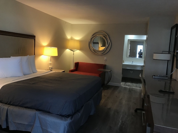 Imagen de la habitación del Hotel All Seasons Inn & Suites. Foto 14