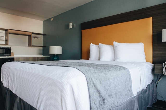 Imagen de la habitación del Hotel All Seasons Inn & Suites. Foto 15