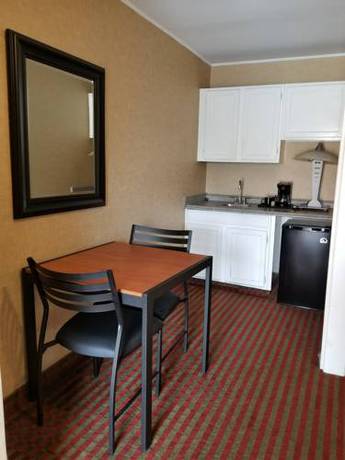 Imagen de la habitación del Hotel All Seasons Inn and Suites, Bourne. Foto 3