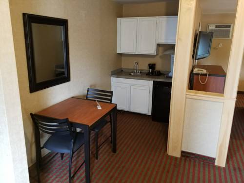 Imagen de la habitación del Hotel All Seasons Inn and Suites, Bourne. Foto 13