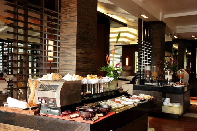 Imagen del bar/restaurante del Hotel All Seasons Naiharn. Foto 5