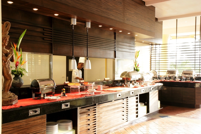 Imagen del bar/restaurante del Hotel All Seasons Naiharn. Foto 6