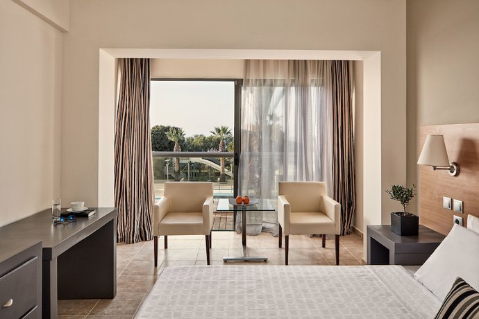 Imagen de la habitación del Hotel All Senses Ocean Blue Sea Side Resort. Foto 10