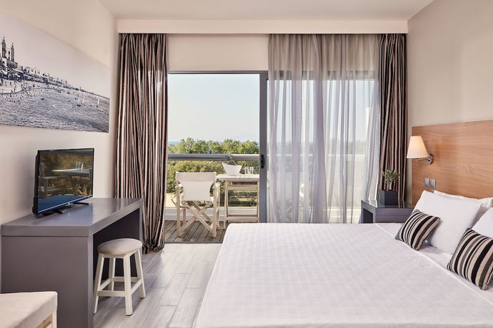 Imagen de la habitación del Hotel All Senses Ocean Blue Sea Side Resort. Foto 17