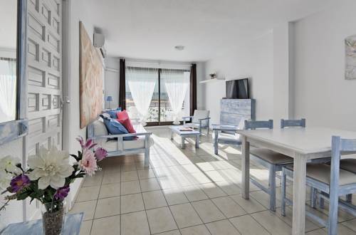 Imagen de la habitación del Hotel All Suite Ibiza. Foto 4