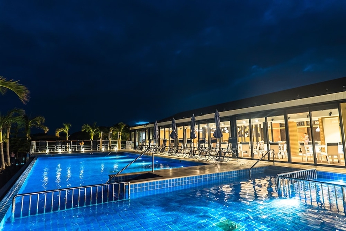 Imagen de la piscina del Hotel Allamanda Imgya Coral Village. Foto 18