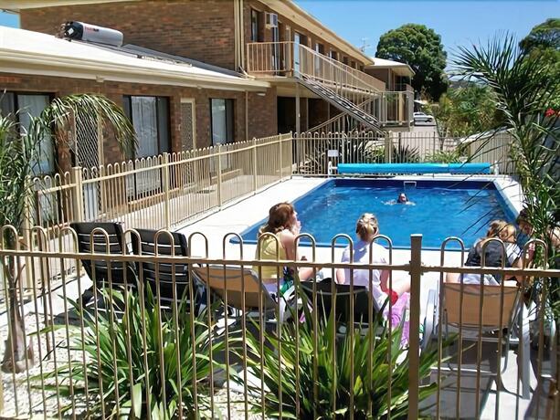 Imagen de la piscina del Hotel Allambi Holiday Apartments. Foto 37
