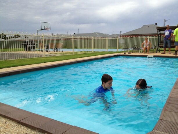 Imagen de la piscina del Hotel Allara Motor Lodge. Foto 20