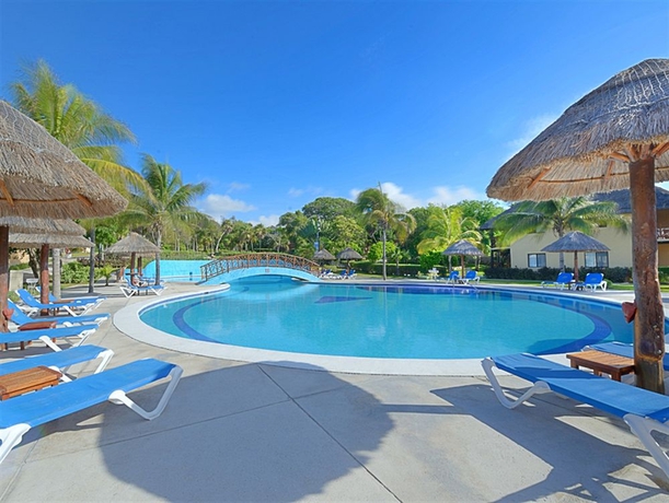 Imagen de la piscina del Hotel Allegro Playacar - All Inclusive. Foto 14