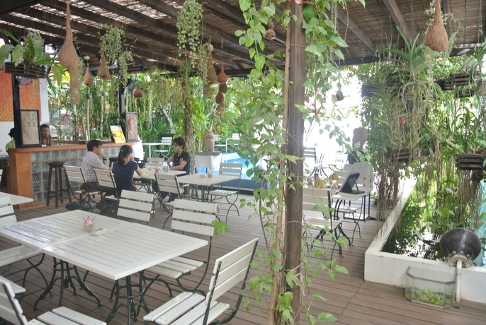 Imagen del bar/restaurante del Hotel Alliance Aliz&eacute; Boutique Villa. Foto 4