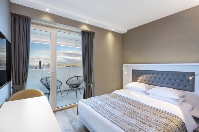 Imagen de la habitación del Hotel Alliance Palace Batumi. Foto 9