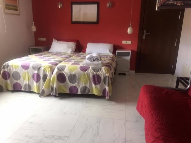 Imagen de la habitación del Hotel Allucant. Foto 16