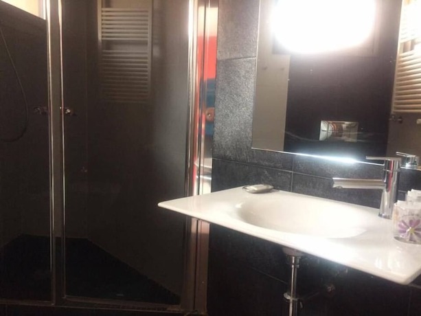 Imagen de la habitación del Hotel Allucant. Foto 17