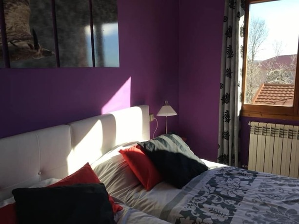 Imagen de la habitación del Hotel Allucant. Foto 18