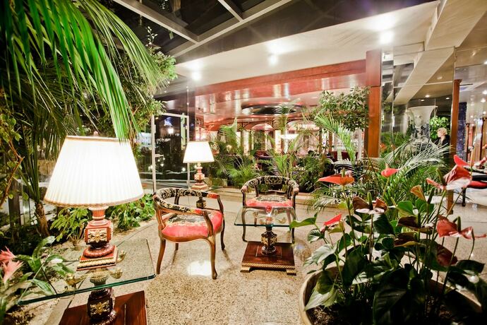 Imagen del bar/restaurante del Hotel Allur. Foto 2