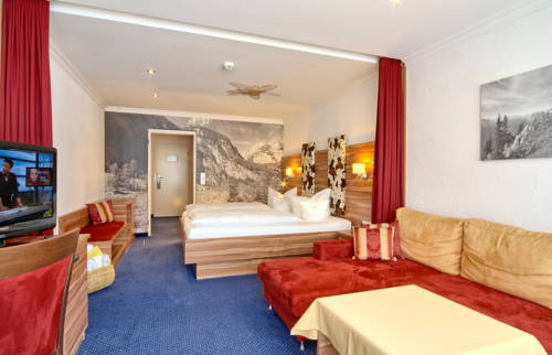 Imagen de la habitación del Hotel Alm- and Wellnesshotel Alpenhof. Foto 12
