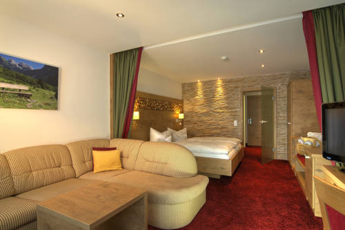 Imagen de la habitación del Hotel Alm- and Wellnesshotel Alpenhof. Foto 14