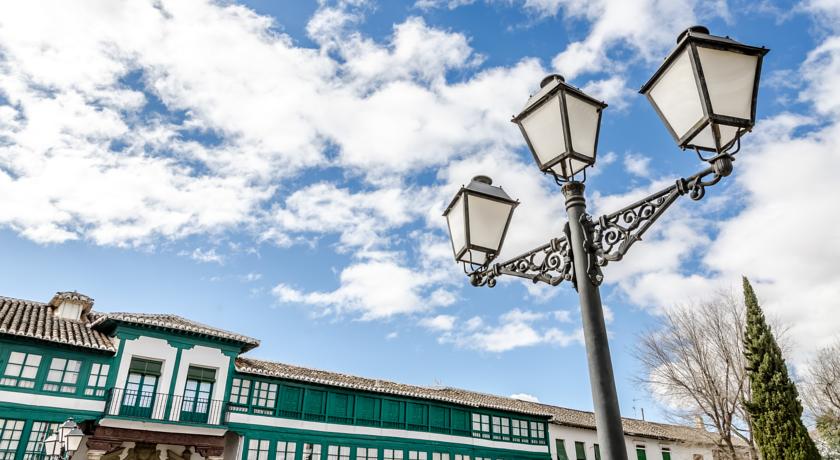 Imagen de los exteriores del Hotel Almagro. Foto 12