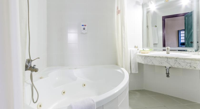 Imagen de la habitación del Hotel Almagro. Foto 9