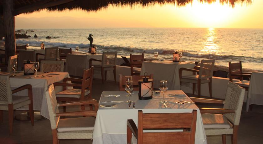 Imagen del bar/restaurante del Hotel Almar LGBT Luxury Resort. Foto 2