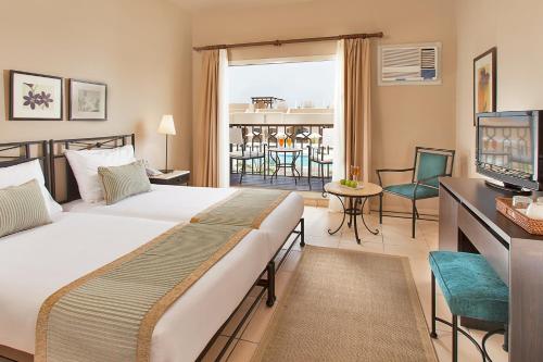 Imagen general del Hotel Almazino, Almaza Bay. Foto 2