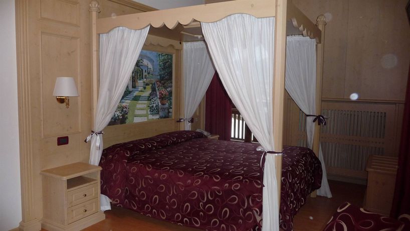 Imagen de la habitación del Hotel Almazzago. Foto 9