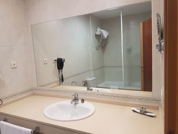 Imagen de la habitación del Hotel Almedina Spa. Foto 11