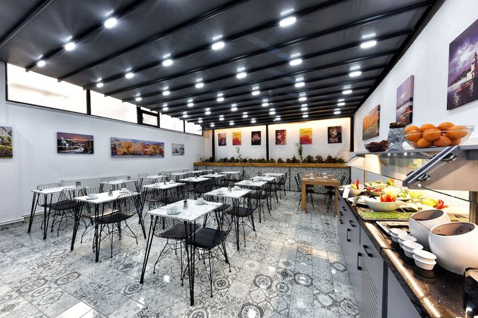 Imagen del bar/restaurante del Hotel Almina Inn. Foto 2