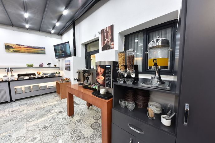 Imagen del bar/restaurante del Hotel Almina Inn. Foto 3