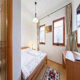 Imagen de la habitación del Hotel Almira. Foto 13