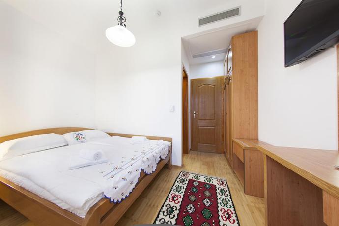 Imagen de la habitación del Hotel Almira. Foto 14