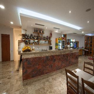 Imagen del bar/restaurante del Hotel Almira, Mostar. Foto 7