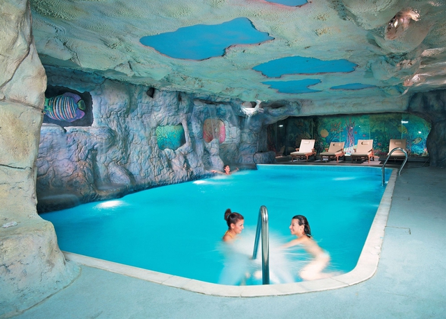 Imagen de la piscina del Hotel Almira Thermal Spa and Convention Center. Foto 16