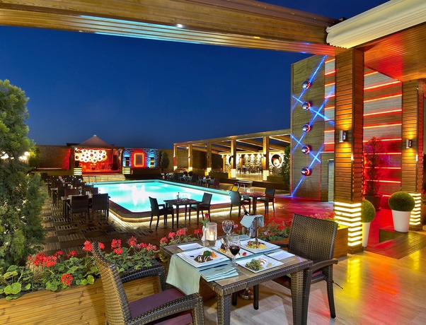 Imagen del bar/restaurante del Hotel Almira Thermal Spa and Convention Center. Foto 7