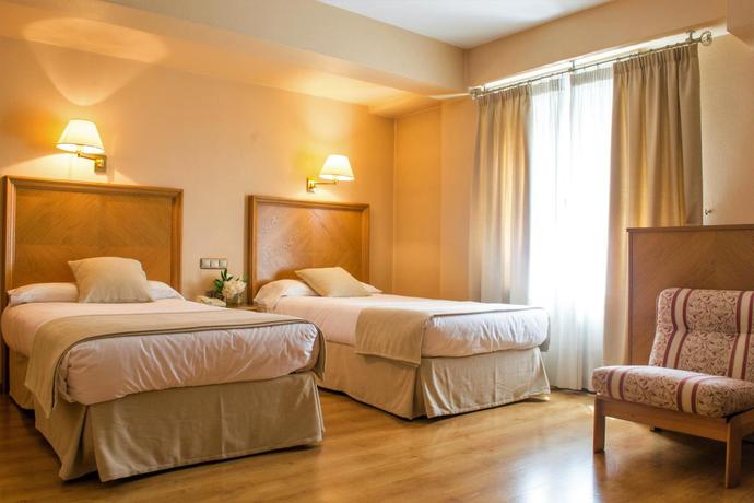 Imagen de la habitación del Hotel Almirante Bonifaz. Foto 2