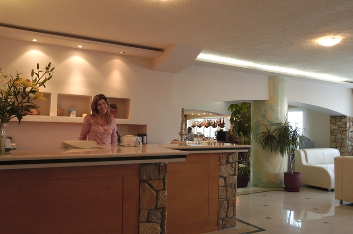 Imagen de los interiores del Hotel Almiros Beach Hotel. Foto 11