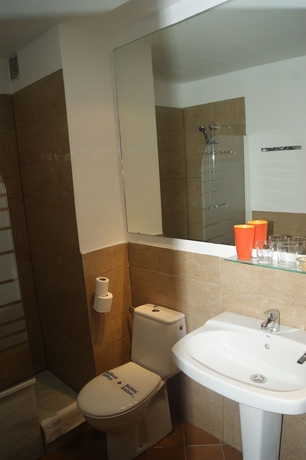 Imagen de la habitación del Hotel Almona. Foto 11