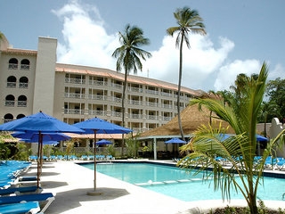 Imagen de la piscina del Hotel Almond Casuarina Beach Resort. Foto 7