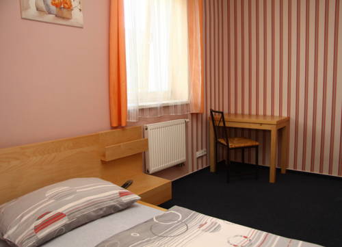 Imagen de la habitación del Hotel Almond. Foto 5