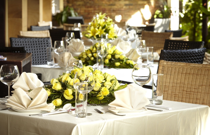 Imagen del bar/restaurante del Hotel Almond Sothearos. Foto 4