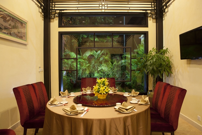 Imagen del bar/restaurante del Hotel Almond Sothearos. Foto 6