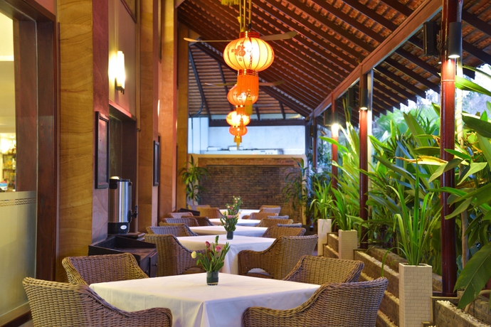 Imagen del bar/restaurante del Hotel Almond Sothearos. Foto 9