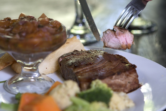 Imagen del bar/restaurante del Hotel Almonds and Corals Jungle Resort. Foto 5