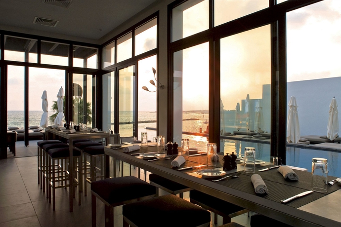 Imagen de la piscina del Hotel Almyra. Foto 13