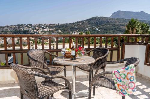 Imagen de la habitación del Hotel Almyrida Bay. Foto 5