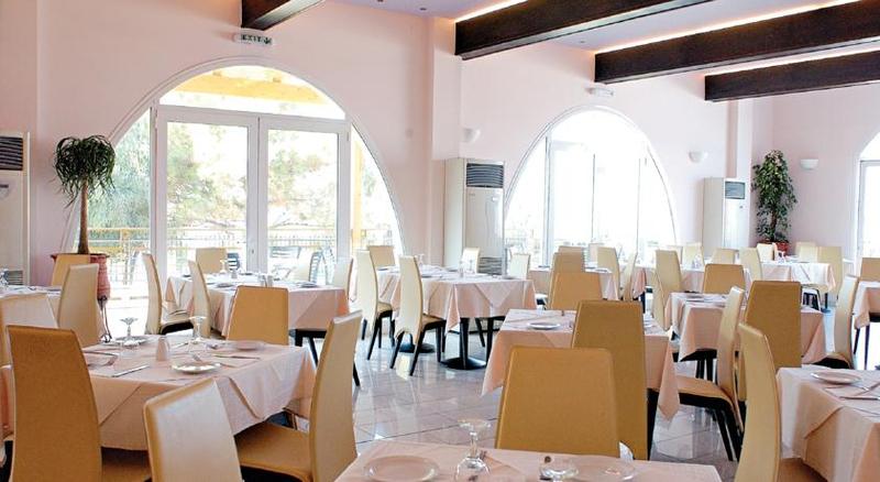 Imagen del bar/restaurante del Hotel Almyros Beach Resort. Foto 3